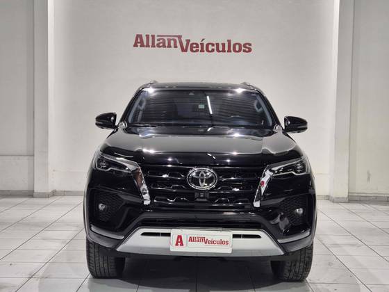 TOYOTA HILUX SW4 2.8 D-4D TURBO DIESEL SRX 7L 4X4 AUTOMÁTICO